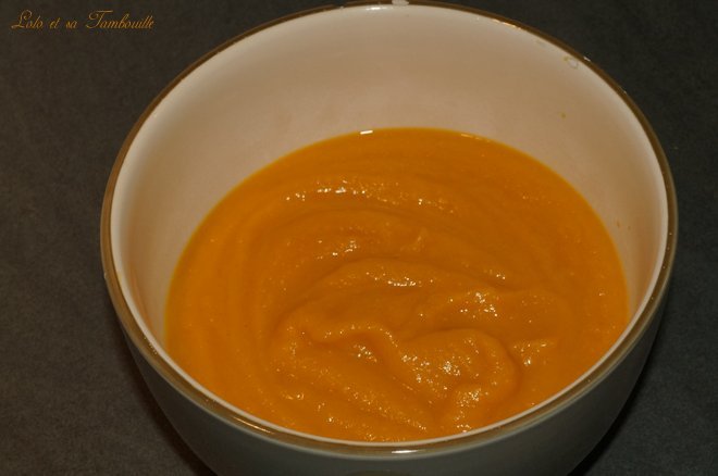 Velouté-de-patates-douces-carottes-lait-de-coco-aux-épices-1